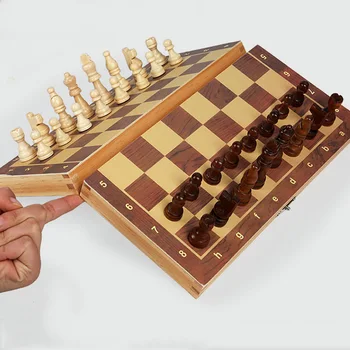 Детски лаптоп дървена шахматен комплект, сгъваема магнитна шахматна дъска, 34 фигурите, игра комплект за интериора, пътна дъска, 4 кралица на шах